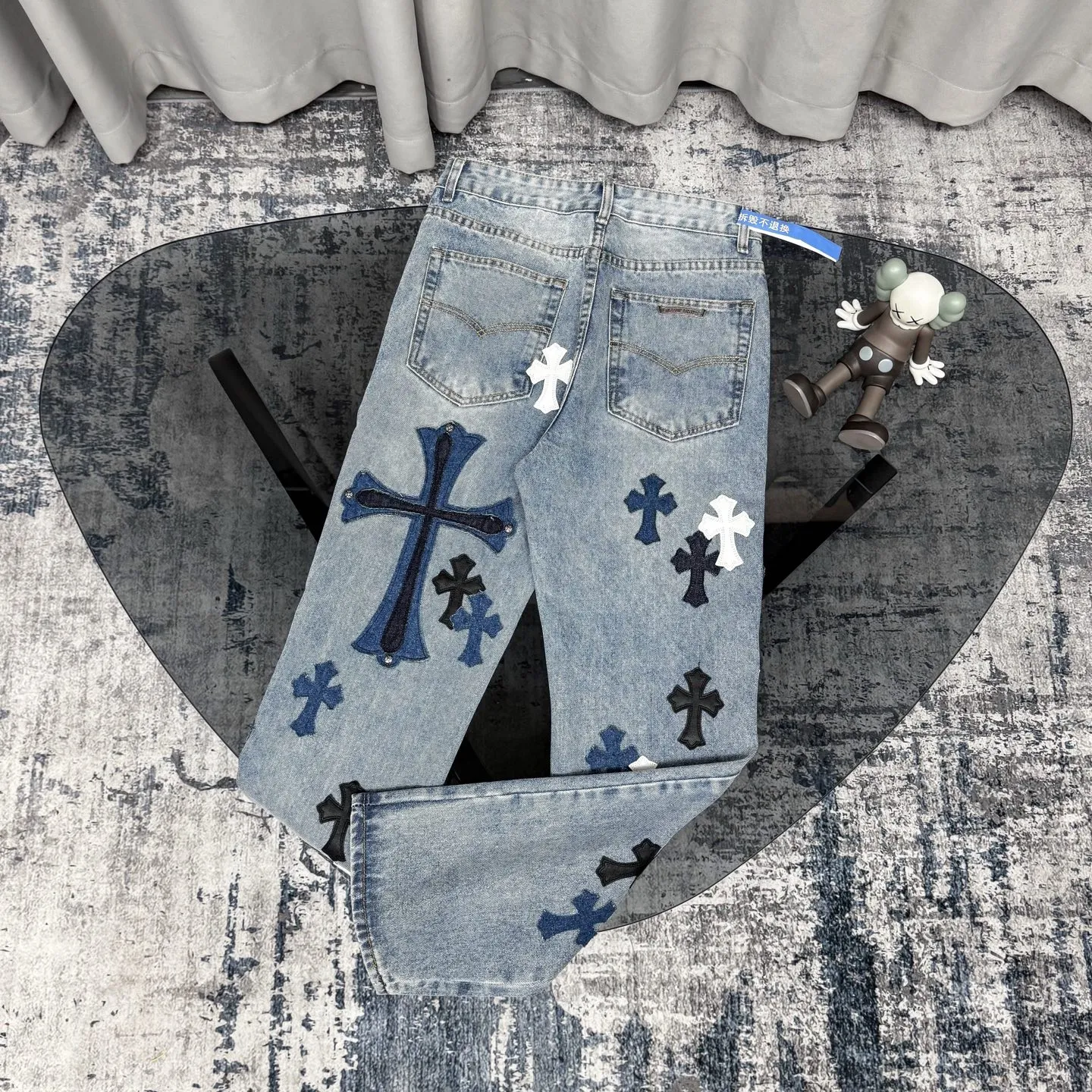 P310 Ch rare co-branded top item Chrome hearts new Chrome heart patchwork patchwork cross stitching micro-flare jeans Top-notch configuration, details are invincible! ! Cleanfit has become very popular in the past two years, and Kroxin’s consistent style is particularly high-end! ! Imported Japanese woven fabric ready-made clothes, genuine leather Crocodile leather labels and waist cloth leather tags are sewn on. The overall process is very cumbersome. The buttons on the trousers fly, rivets, back pockets, and metal decorative plates are all custom-made from molds. After they are finished, they are distressed to create a very effective effect. It has a vintage taste, and has been used by all kinds of big-name European and American celebrities. Kenijima’s cleanfit style has become popular all over the world. Top-grade hardware, pay attention to my detailed photos, the buttons are all detachable, and they are made of 925 engraved silver! ! Match as you like, suitable for both men and women ✔️✔️ Color: Blue Size: S M L XL